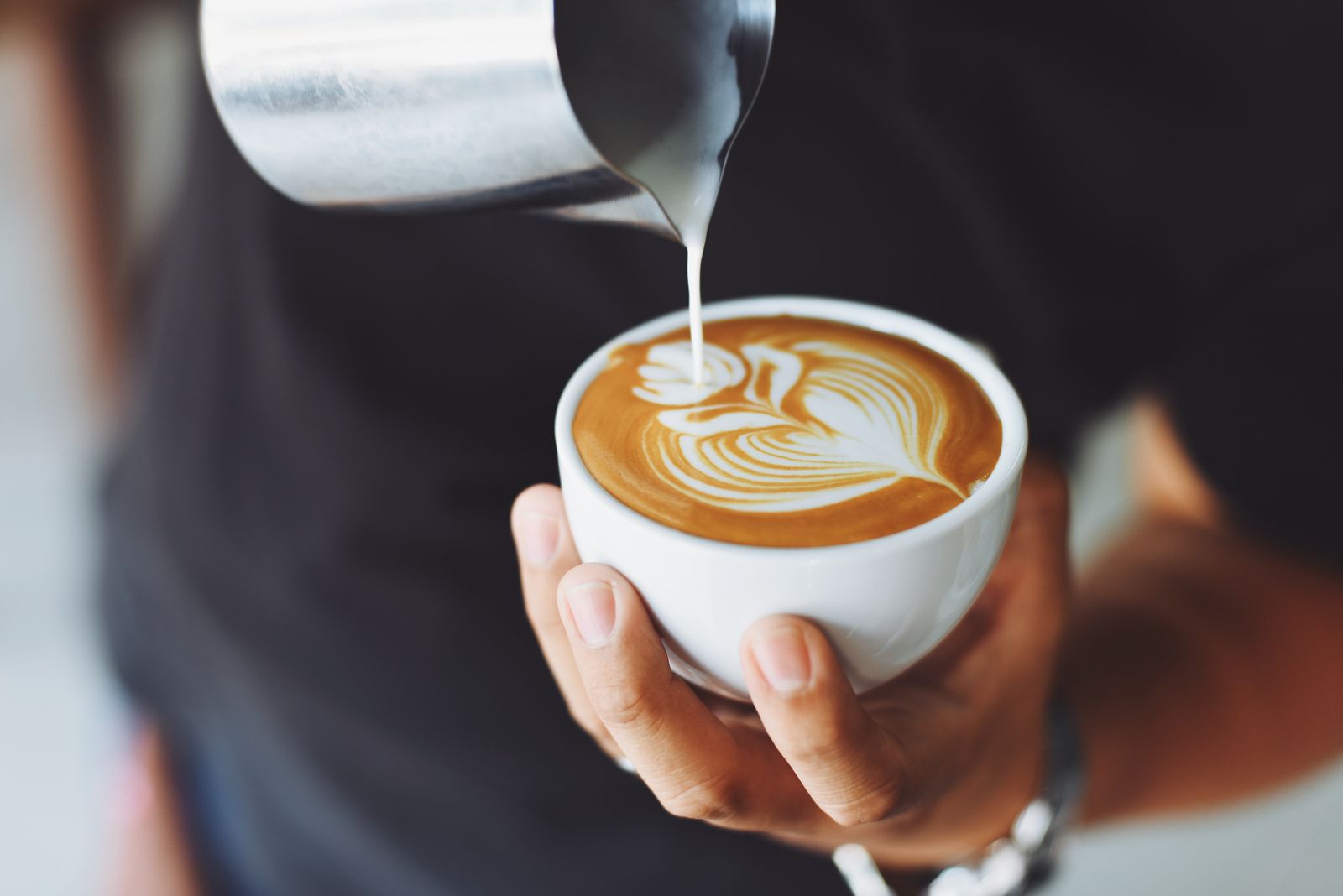 Barista sirviendo un latte